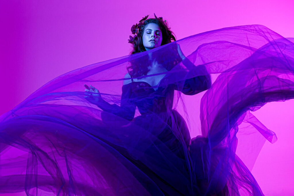 Britt van de Sande in een wolk van paarse tule op een roze achtergrond