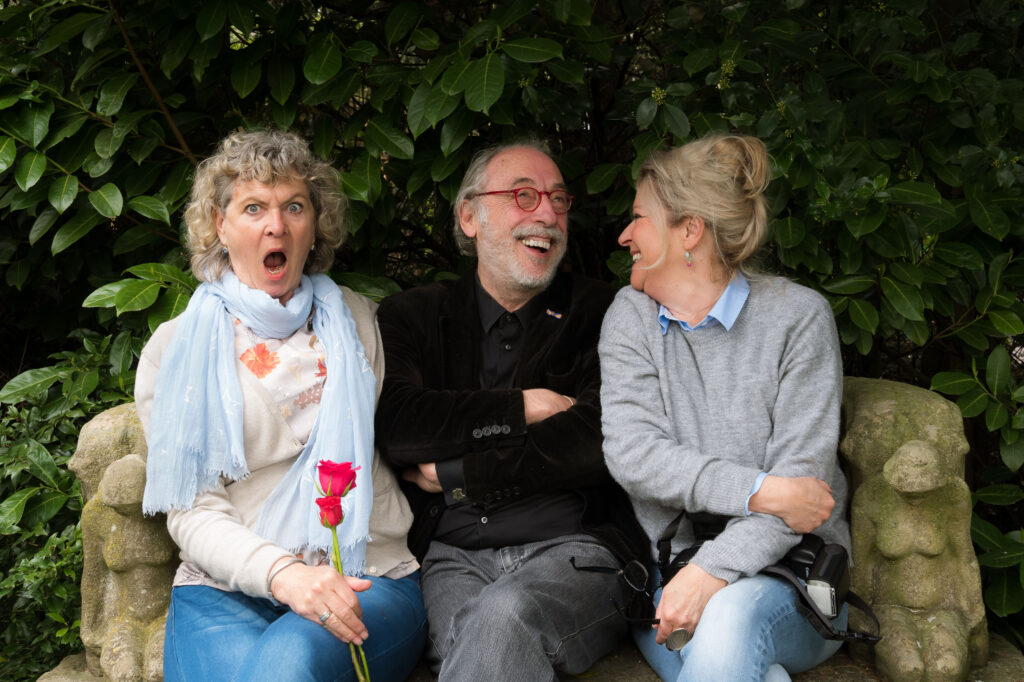 Met Leo Janssen op een bankje voor de fotoserie Markante Laarders