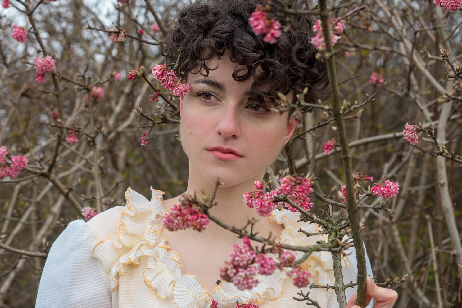 Model Clare met bloesem