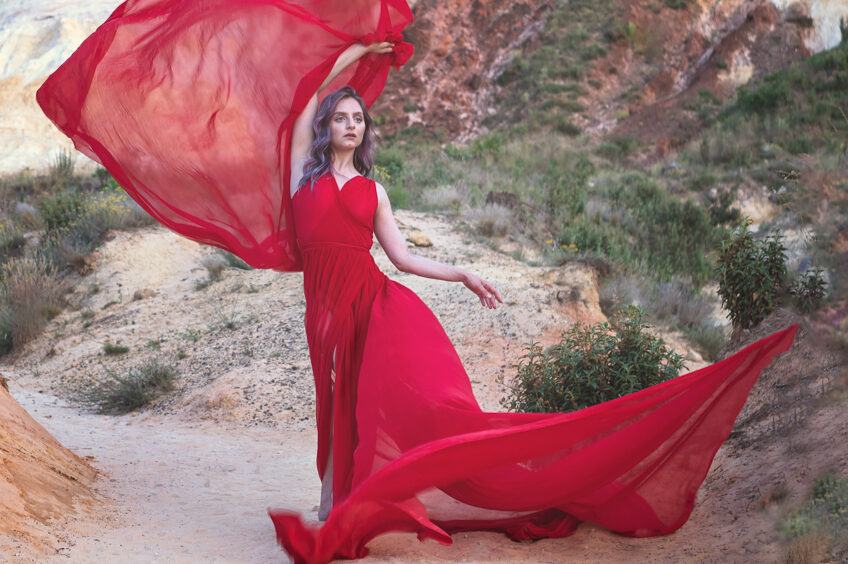 Model Anna met wapperende rode jurk in Franse Canyon