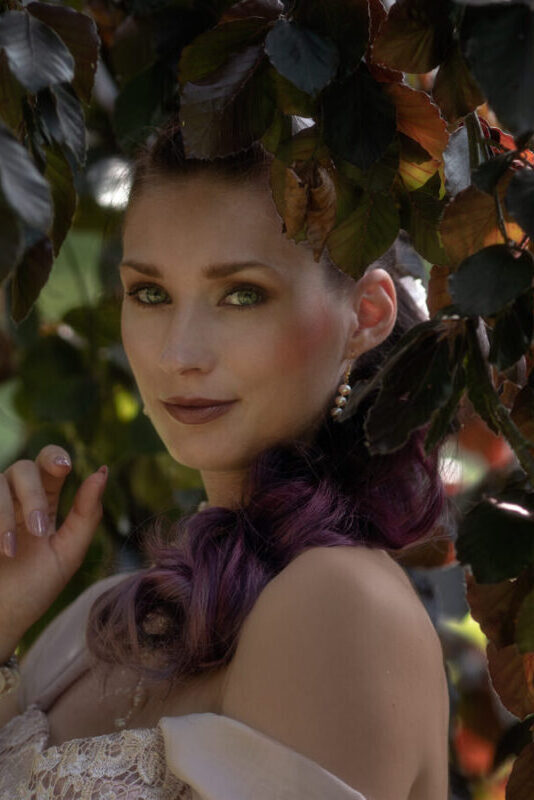 Portret op locatie - Brenda tussen het blad van de rode beuk