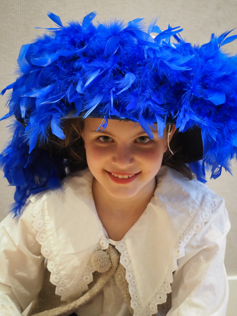 Kids op de Kiek met de hoedjes van de schilder Kees van Dongen tijdens de Atelierroute Laren2023